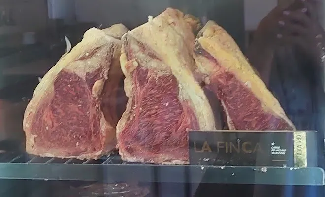 Piezas de vacuno madurando en la cámara, con el rótulo «La Finca»